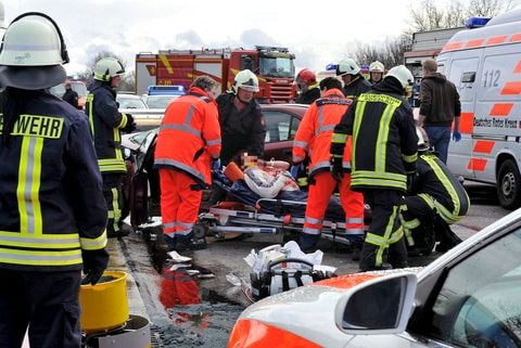 Sanitäter versorgen die verletzte Frau. (FOTO: SEBASTIAN)
