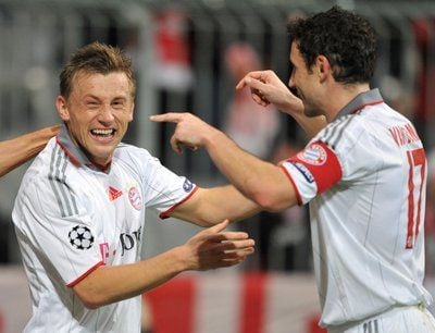Ivica Olic (l) und Mark van Bommel vom FC Bayern München jubeln nach dem 1:0 Treffer in der 2. Halbzeit gegen Maccabi Haifa durch Olic. (FOTO: DPA)