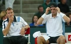 Der deutsche Daviscup-Kapitän Patrik Kühnen (l) sitzt mit seinem Spieler Tommy Haas (r) in Karlsruhe während eines Spiels gegen Venezuela auf der Bank. (Foto: dpa)
