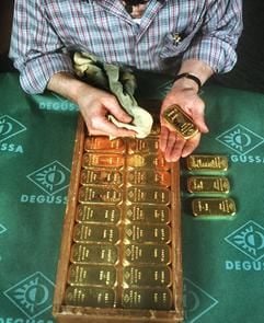 Gilt bei vielen als sichere Sache - in Gold zu investieren, ist keinesfalls ohne Risiken. Der Kurs für die Feinunze schwankt erheblich. Nachdem er in jüngster Vergangenheit deutlich gestiegen ist, ging er nach Beginn des Irak-Krieges zurück. (Foto: dpa)