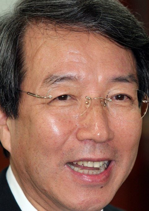 Südkoreas Ministerpräsident Chung Un Chan lächelt auf einer Pressekonferenz in Seoul. (FOTO: DPA)