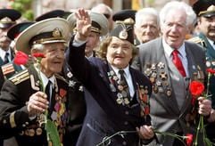 Veteranen des Zweiten Weltkrieges marschieren durch Kiew. (Foto: dpa)