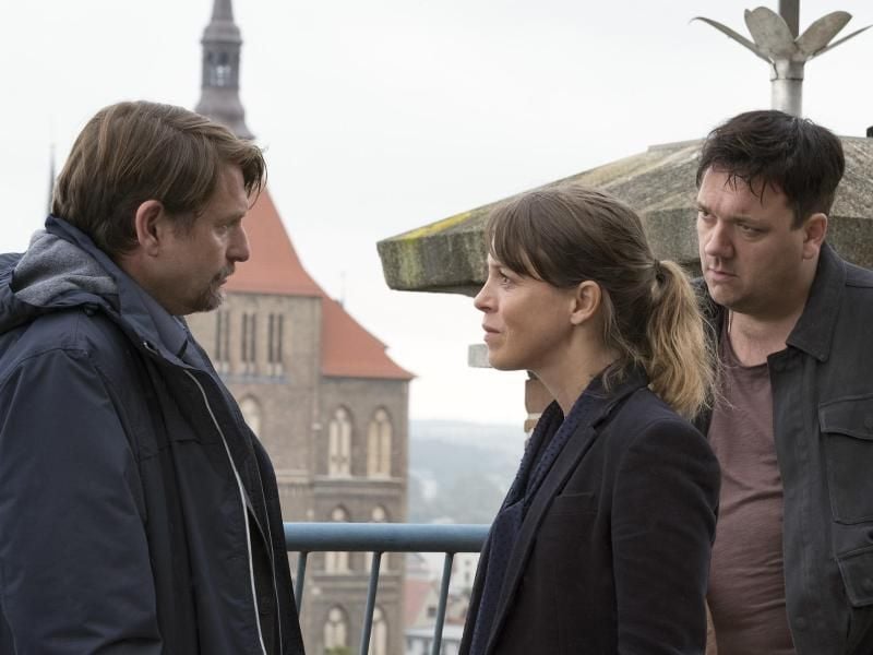 Charly Hübner (r), Anneke Kim Sarnau und Peter Trabner in einer Szene des „Polizeiruf 110: Für Janina”. Foto: Christine Schroeder/NDR