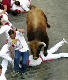 Traditionelles Stiertreiben in Pamplona (Archivfoto: dpa)