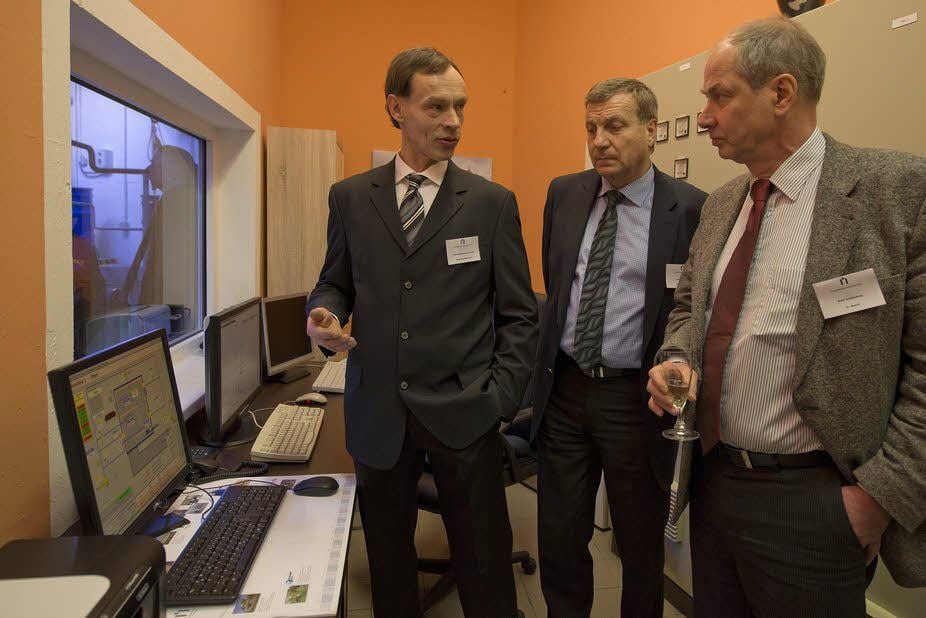 Eberhard Brecht und sein Stellvertreter Wolfgang Scheller lassen sich von Hans-Jörg Stachowitz (v.r.) die Computer-Überwachung erklären.