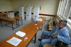 Blick in ein Wahllokal im dem von Serben bewohnten Dorf Kosovo Polje in der südserbischen Provinz Kosovo in Serbien-Montenegro. (Foto: dpa)