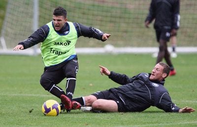 Der Frankfurter Fußballer Ümit Korkmaz (l) im Zweikampf mit seinem Vereinskollegen Michael Fink am Mittwoch (12.11.2008) beim Training der Frankfurter Eintracht in Frankfurt. (FOTO: DPA)