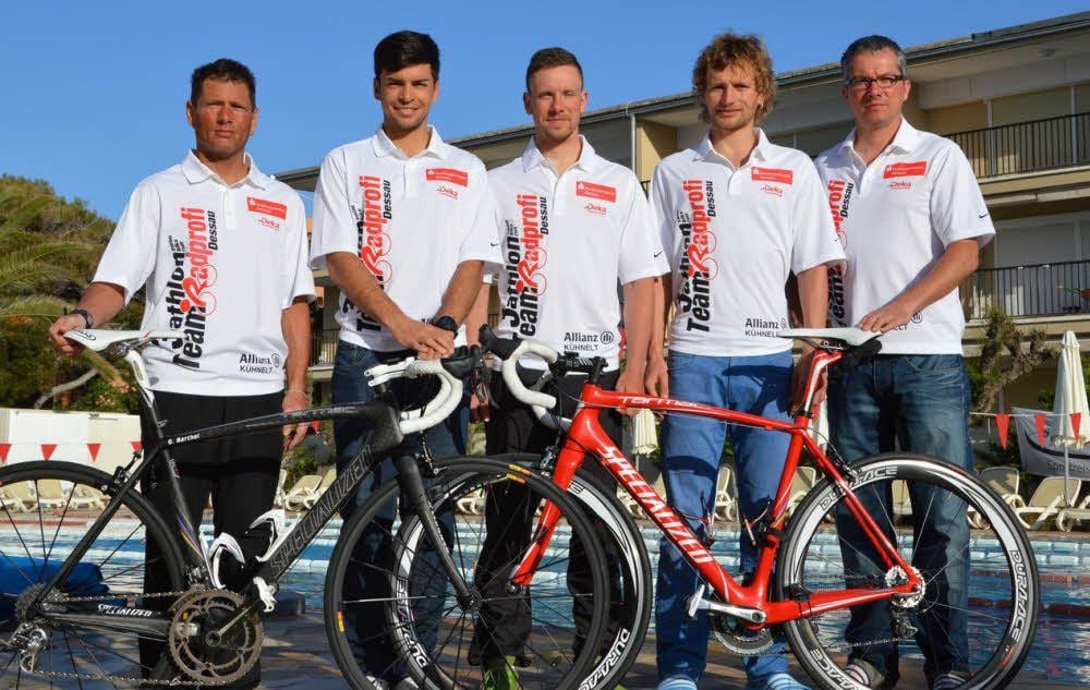 Harry Kühnelt (links) und sein 3athlon Team im Trainingslager auf Mallorca.