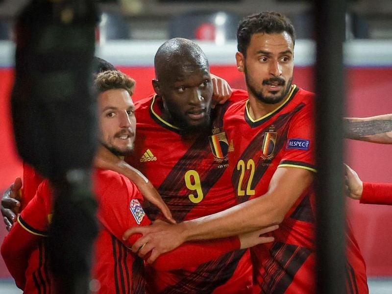 Der Belgier Romelu Lukaku (M) feiert sein Tor im Spiel gegen Dänemark mit Teamkollegen. Foto: Virginie Lefour/BELGA/dpa