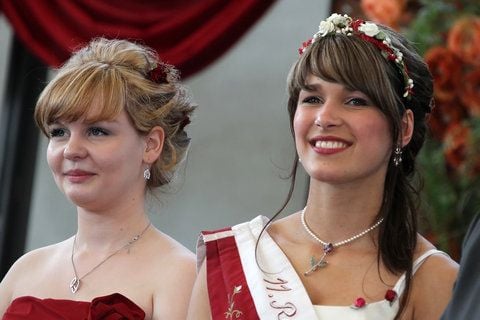 Saskia Leonhardt (glückliche Rosenprinzessin) mit der amtierenden Rosenkönigin Lydia Fischer. (FOTO: MZ)