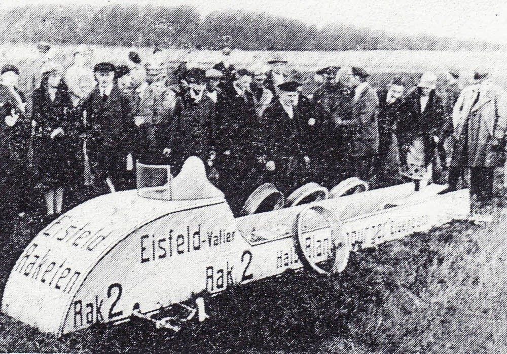 Ein Zeitungsfoto aus dem Jahr 1928 zeigt den zweiten Schienenraketenwagen.