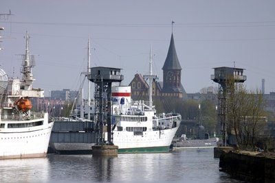 Schiffe am Pregelkai des einstigen Königsberger Hundegatts (Binnenhafen), im Hintergrund der kriesgzerstörte, intzwischen wiederaufgebaute Königsberger Dom, aufgenommen 2006. (FOTO: DPA)