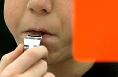 Die Kritik an ihnen ist massiv, doch die Schiedsrichter wollen sich nicht zu Buhmännern abstempeln lassen.