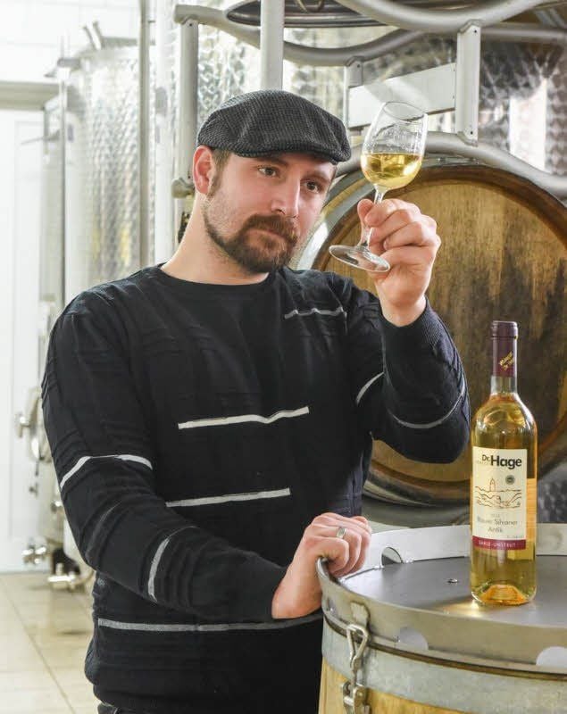 Winzer Gottfried Hage hat einen „Orange Wine“ produziert. Auf Zusatzstoffe wird bei der Herstellung weitgehend verzichtet.