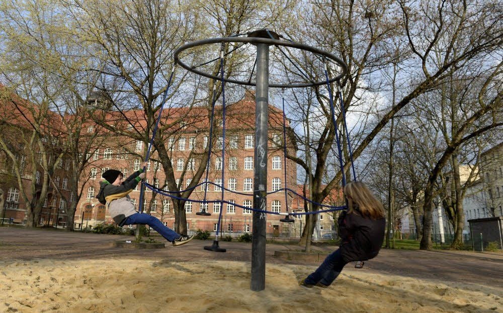 Die neue Ringwaage zum Spielen auf dem Bolzplatz vor dem Landesmuseum.