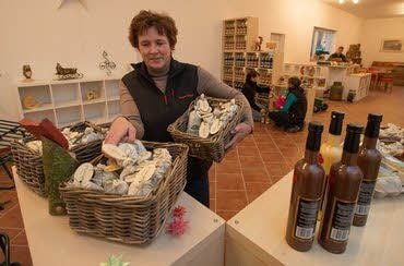 Alle helfen mit: Auch Mama Christiane packt mit an.