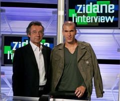 Zinedine Zidane, der Kapitän der französischen Nationalmannschaft, antwortet in einem Exklusivinterview mit Pay-TV-Sender Canal+ auf die Fragen von Michel Denisot. Hauptthema waren die Gründe für den Kopfstoß während des WM-Finales. (Foto: dpa)