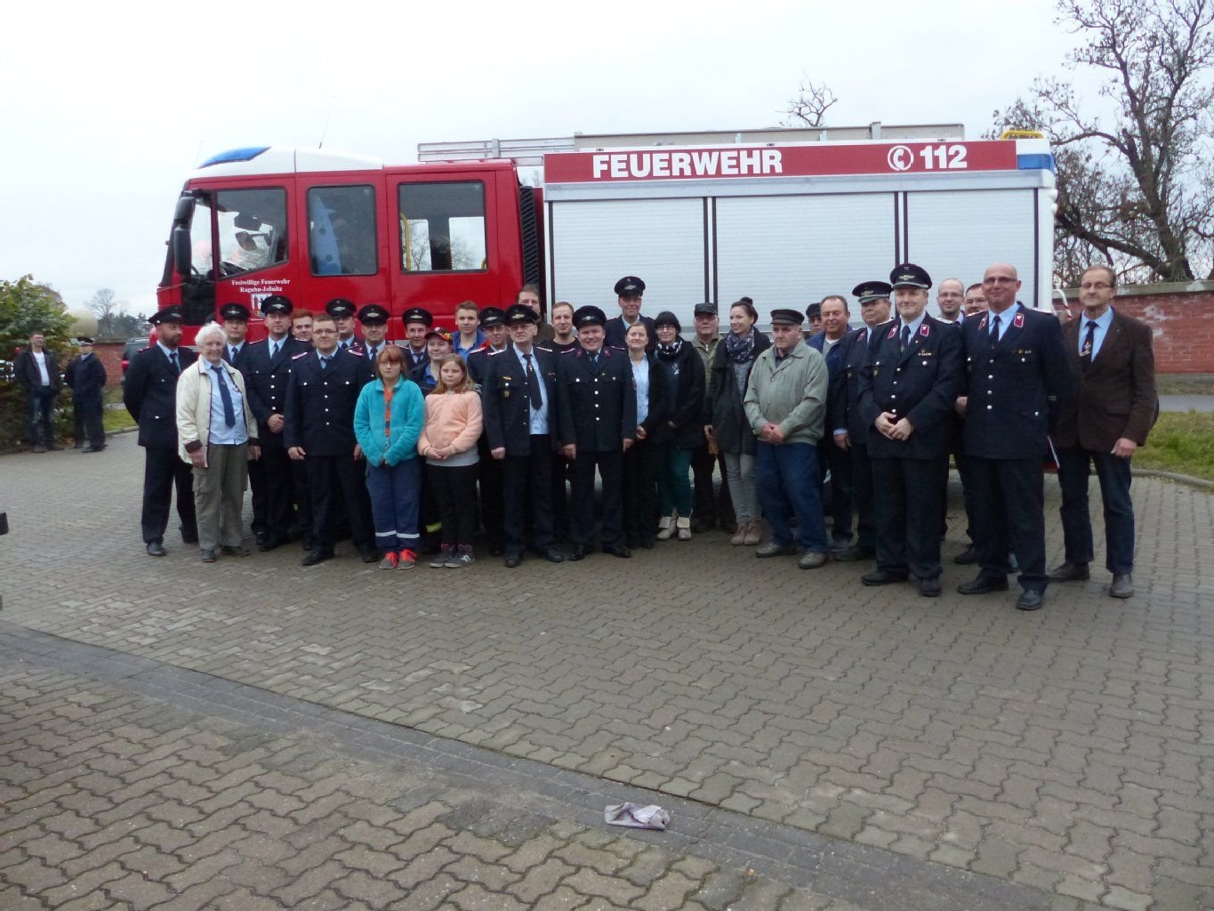 Mit Gottes Segen und in Anwesenheit zahlreicher Gäste wurde am Freitagnachmittag bei den Raguhner Brandbekämpfern ein neues Auto in Dienst gestellt.