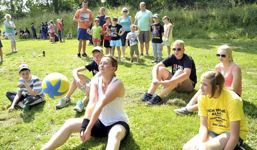 Die Kinder- und Jugendfeuerwehr aus Ilberstedt unterlag beim Sitzvolleyball der Truppe aus Mehringen. Spaß hatten sie dennoch.