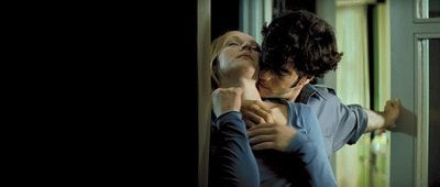 Hannah (Brigitte Hobmeier) wird von einem Mann in einer Szene des Films «Weiße Lilien» umarmt. Hannah lebt in einer total überwachten Neustadt. Als Freunde von ihr verschwinden, wird sie verdächtigt. Sie würde den Verstand verlieren, wäre da nicht die geheimnisvolle Freundin, die sich gegen das System auflehnt. (Foto: dpa)