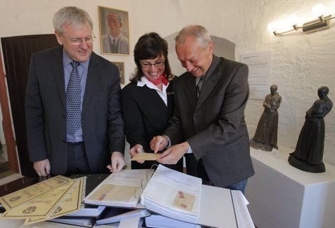 Harald Koch zeigt Marina Gröschler und Jürgen Bentzius (v. r.) im Ausstellungsraum im Turmzimmer auch Briefe Wilhelm Ottos an dessen spätere Frau Emma Grüneberg. (FOTO: CHRIS WOHLFELD)