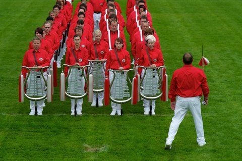 Seinen Spielmannszug (Erwachsene) «Ziegelröder Spielmannszug 1886 e.V.» richtet der Stabführer aus. (FOTO: DPA)