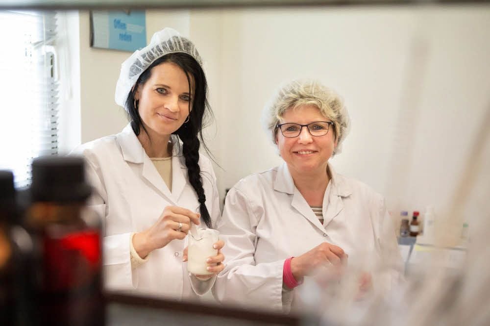 Monique Post (links) ist neue Inhaberin der Kosmetikfirma Barina. Zusammen mit Gabriele Rösel rührt sie eine Mustercreme im Labor an.