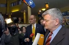 Geübt im Umgang mit Mikrofonen und Fensehkameras: Außenminister Joschka Fischer vor Journalisten am 13. Januar 2005 in Wörlitz (Sachsen-Anhalt) nach einer Klausurtagung. (Foto: dpa)