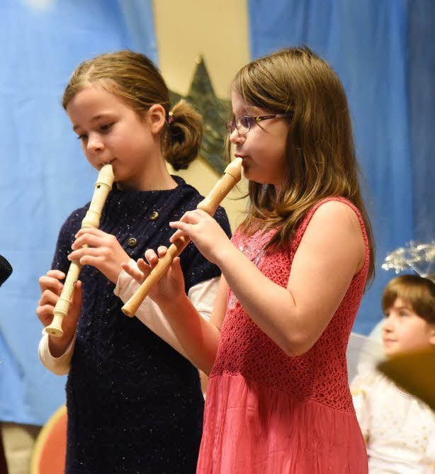 Wie Johanna Albrecht (l.) und Maja Wollweber musizierten einige Grundschüler während der Aufführung auf ihren Instrumenten.