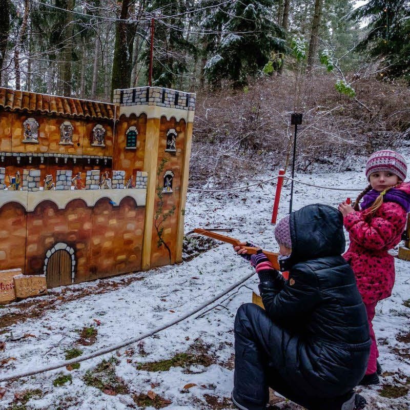 An der kleinen Ritterburg machte Familie Gehre aus Möhlau Station. Nach der Runde und ordentlicher Stärkung lockte das Armbrustschießen.