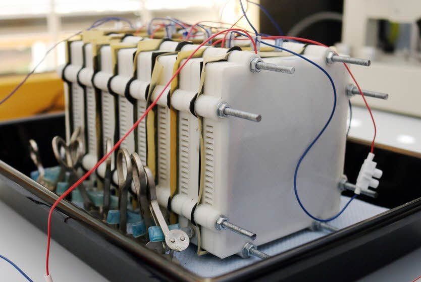 Das Gehäuse für diesen Reaktor mit acht Kammern hat Sören Thiering mit einem selbst konstruierten 3D-Drucker hergestellt.