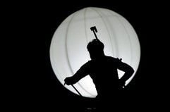 Eine Biathletin läuft an einem Helium-Leuchtballon vorbei. (Foto: dpa)