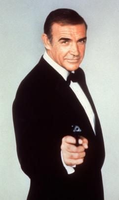 Das Archivbild von 1983 zeigt den britischen Schauspieler Sean Connery, als Geheimagent 007 in dem Film "James Bond - Sag niemals nie". 40 Jahre ist die Serie nach der Romanvorlage von Ian Fleming nun schon alt. 20 Filme hat sie seit dem Erstlingswerk "007 jagt Dr. No" (1962) hervorgebracht. Die Abenteuer des Doppel-Null-Agenten im Dienste von Königin Elizabeth II. sind bislang die erfolgreichste Fortsetzungsstory der Filmgeschichte. Bisherige Einnahmen: 8 Milliarden Euro. Bond Nr. 20, "Stirb an einem Tag" (Die Another Day), feiert am 18. November in London Premiere und läuft 10 Tage später auch in Deutschland an. (Foto: dpa)
