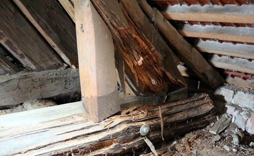 Was man dem Gotteshaus in Gadegast von außen nicht ansieht, unter den Dachziegeln wird die Holzkonstruktion von Provisorien gehalten.