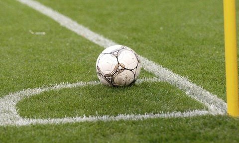 Ein Spielball liegt zum Eckstoß bereit.