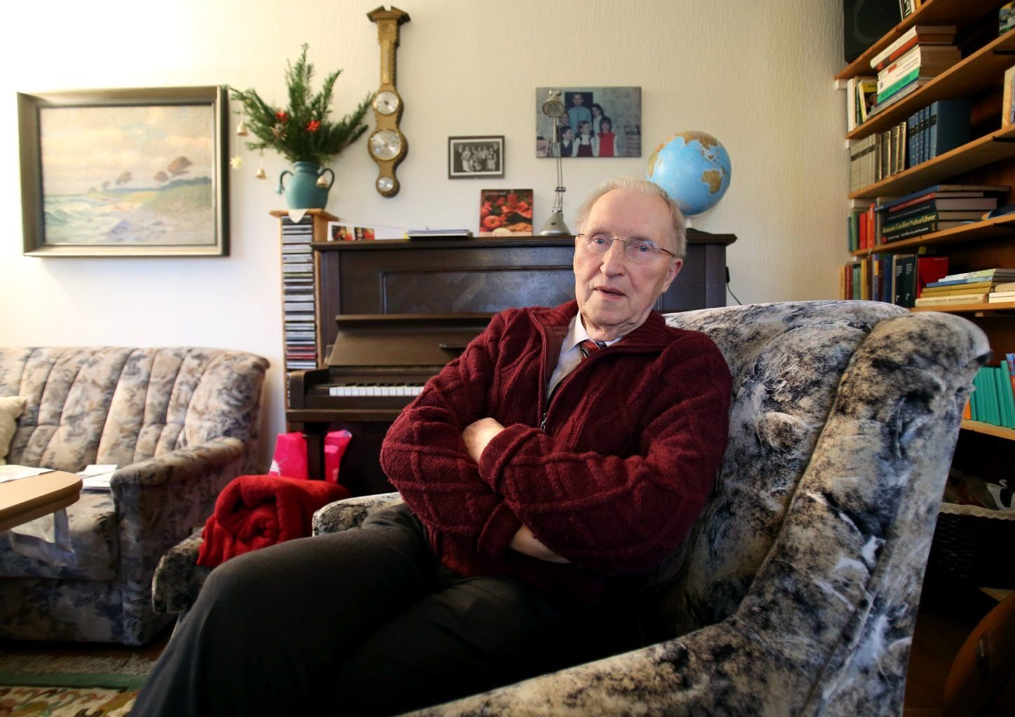 Der Theologe Uwe Holmer sitzt in seinem Wohnhaus in Serrahn (Mecklenburg-Vorpommern).