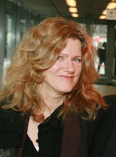 Die Schauspielerin Barbara Sukowa in Berlin im März 2007. Der Film «Die Entdeckung der Currywurst» erzählt und vermittelt eine Ahnung vom Lebensgefühl der Bevölkerung am Ende des Weltkrieges. Dargestellt wird die Geschichte der Lena Brückner (Barbara Sukowa), die im Frühjahr 1945 einen jungen Flakhelfer kennenlernt und ihn nach einer gemeinsamen Nacht bis zum Ende des Krieges in ihrer Wohnung versteckt. Nach der Kapitulation muss Lena befürchten, ihren Liebhaber zu verlieren, deshalb gaukelt sie ihm vor, dass der Krieg noch nicht vorbei ist. (Foto: dpa)