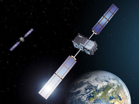 Künstlerische Darstellung zeigt die ersten beiden Satelliten des europäischen Navigationssystems Galileo in der geostationären Erdumlaufbahn. (FOTO: DPA)