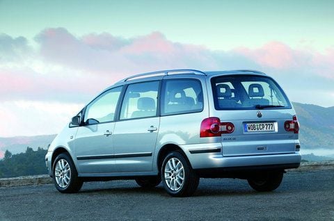 Den immer wieder überarbeiteten VW Sharan gibt es schon seit 15 Jahren. (FOTO: DPA)