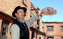 Gunther von Hagens zeigt bei einer Pressekonferenz am 17. Juli in Guben (Brandenburg) ein Scheibenplastinat. (Foto: dpa)