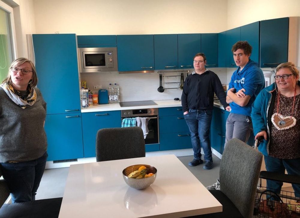 Die Bewohner Lars, Domenik und Ines (v.l.) in der Küche einer Wohngruppe
