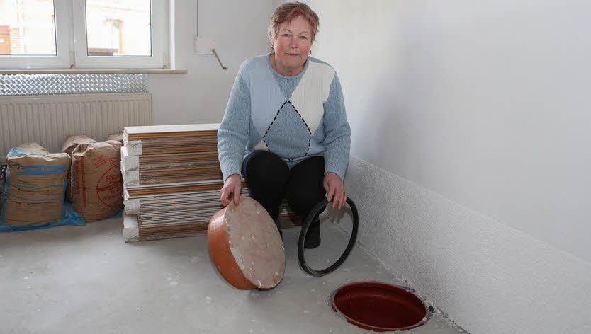 Doris Kahl zeigt die Öffnung, die ein Wasserabpumpen ermöglichen soll.