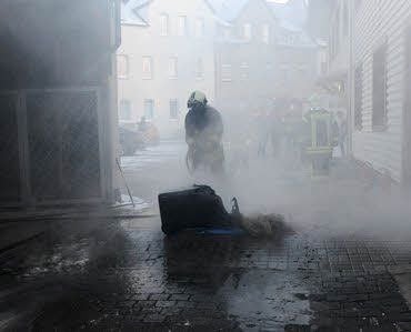 Mit elf Mann in zwei Fahrzeugen rückte die Feuerwehr Eisleben am Dienstag aus, um eine brennende Tonne zu löschen.