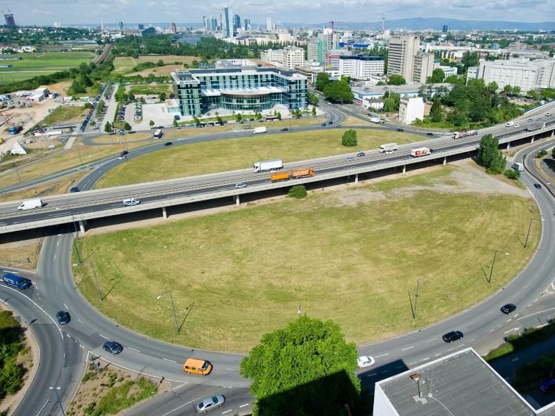 Autos und LKWs fahren über den Verkehrskreisel Kaiserlei in Offenbach. Foto: Christoph Schmidt/Archiv