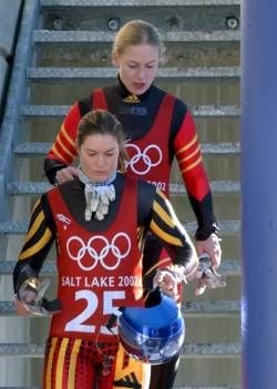 Olympische Winterspiele Salt Lake City, Rodeln in Park City auf der Kunsteisbahn am Samstag (09.02.2002): Die deutschen Rodlerinnen Silke Kraushaar (v) und Sylke Otto (h) gehen zum ersten offiziellen Training. dpa