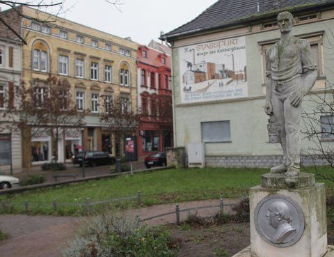 Symbol für Wohl und Wehe: Die Skulptur eines Bergmanns in Staßfurt. Nun fanden Wissenschaftler heraus, dass die ehemaligen Salzbergwerke unter der Stadt eine geringere Gefahr darstellen als bislang angenommen. (FOTO: DPA)