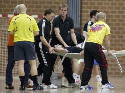 Der 20-jährige Sebastian Faißt vom Handball-Bundesligisten TSV Dormagen, wird während eines Spiels der U 21-Nationalmannschaft gegen die Schweiz im schweizerischen Schaffhausen auf einer Liege vom Platz getragen. (FOTO: DPA)