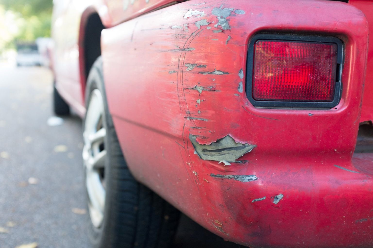 Reparaturbedarf senkt den Wert: Doch Händler können meist günstiger reparieren lassen als der Autobesitzer.