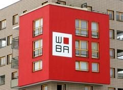 Das Signet der kommunalen Wohnungsgesellschaft WOBA hängt in Dresden an einem Haus. (Foto: dpa)
