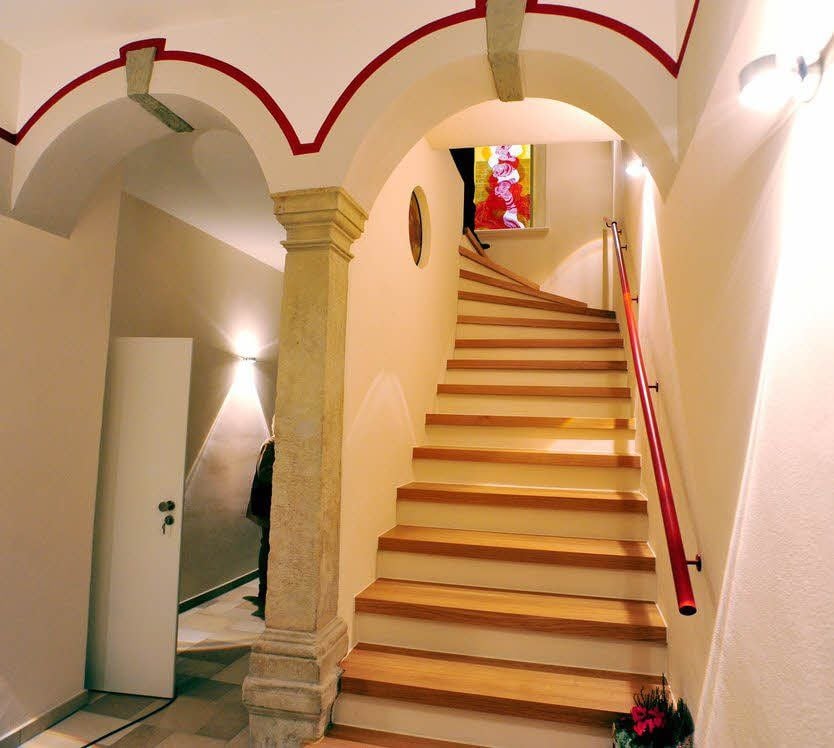 Ein Blick in das Treppenhaus lädt zur Besichtigung der Räume ein.